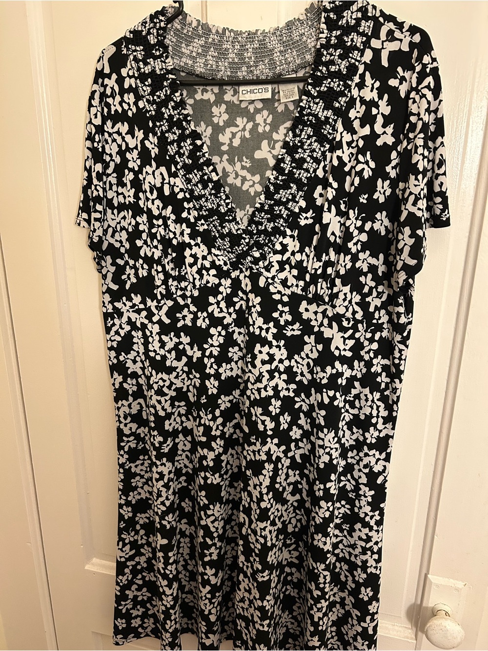 Chico's Black & White Floral V-Neck Women's dress